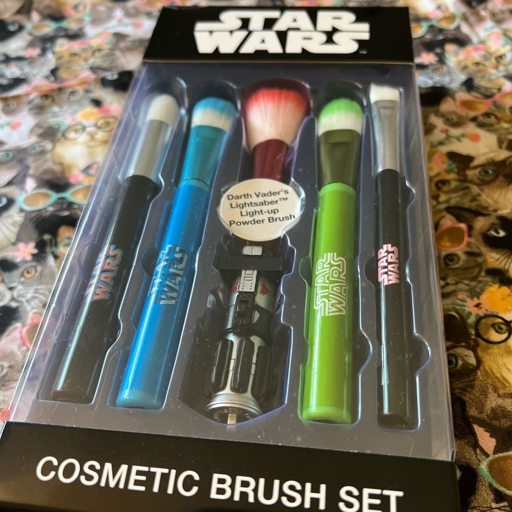 Star Wars Makeup Brush Set of 5 with Darth Vader’s Light up Brush.